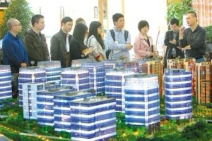 媒体记者在听取国家高新技术开发区禅城园负责人对园区的介绍。（佛山日报记者张嘉颖 摄）