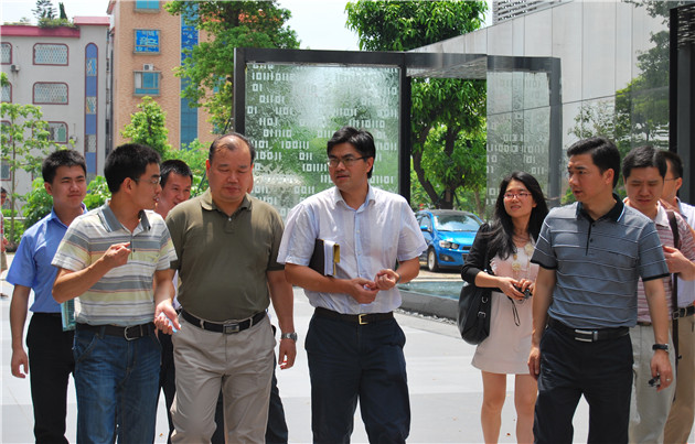 园区负责人向李海龙副局长（一排左二）和陈来卿副所长（一排左三）介绍园区建设运营情况